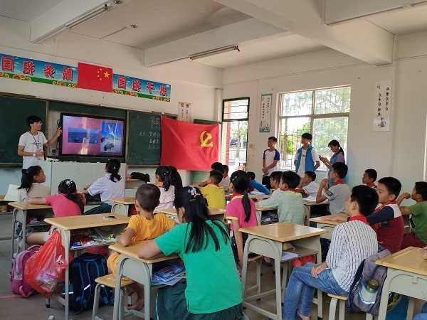 发展对象与小学生们课堂互动.jpg